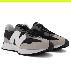 New Balance 327 'Black White and Gray size 10.5 in Great condition